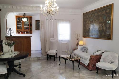 Χώρος καθιστικού στο Felicity Seafront Luxury House