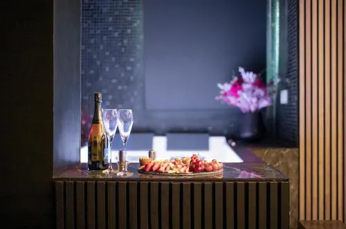 One Night Love Room Unique photo 1