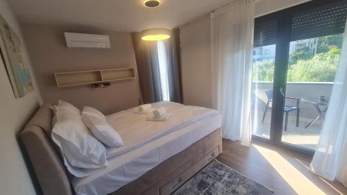 Ένα ή περισσότερα κρεβάτια σε δωμάτιο στο VAL21,VILLA 200 m FROM THE SEA WITH POOL AND FITNESs