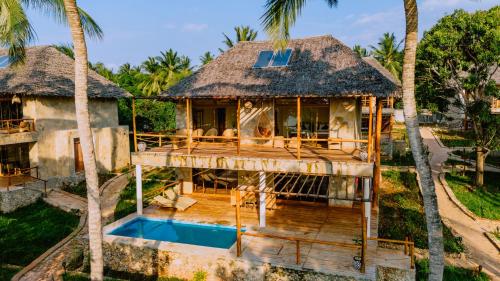 una vista aérea de una casa con terraza y piscina en Moyo Mzuri Villas Resort Zanzibar, en Migogoni