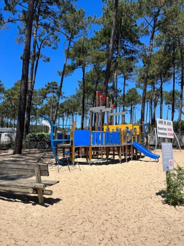 Ο χώρος παιχνιδιού για παιδιά στο Mobilhome 6 8 pers Les Dunes de Contis