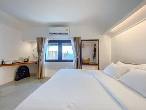 Postel nebo postele na pokoji v ubytování Chumphon Cabana Resort