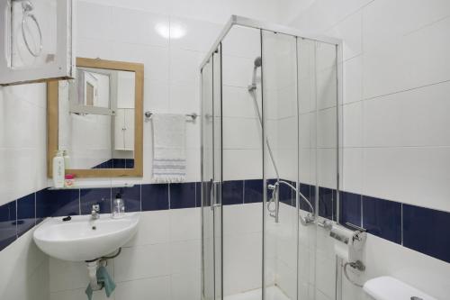 ein Badezimmer mit Glasdusche und Waschbecken in der Unterkunft Casa de Jordan in Castillo del Romeral