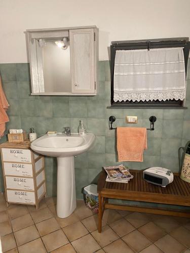 a bathroom with a sink and a mirror at La Rosa antica dell'Etna in Puntalazzo