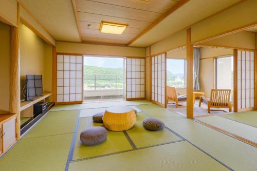 ＴＡＯＹＡ秋保にあるテレビまたはエンターテインメントセンター