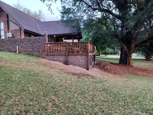 Taman di luar Ekuthuleni River Front Chalets Hoedspruit