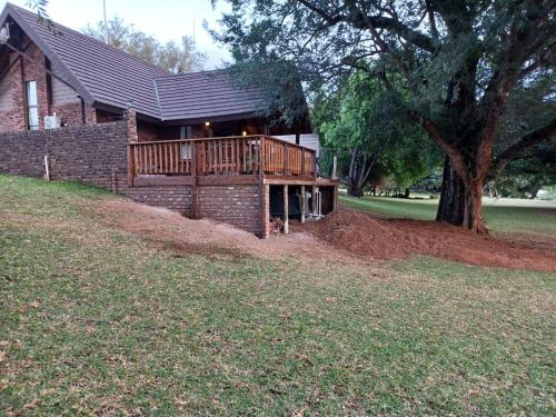 Taman di luar Ekuthuleni River Front Chalets Hoedspruit