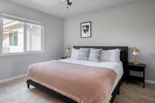 een slaapkamer met een groot bed en een raam bij Blueground Mtn View pool nr dining nightlife SFO-1723 in San Francisco