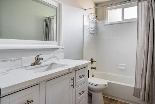 een witte badkamer met een wastafel en een toilet bij Blueground Mtn View pool nr dining nightlife SFO-1723 in San Francisco