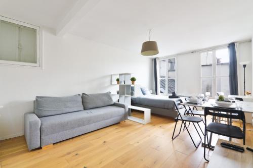 un salon avec un canapé et une table dans l'établissement Studio - Appartement Quartier Champs-Élysées 5 Free Netflix, à Paris