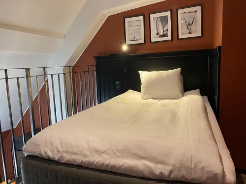 Ένα ή περισσότερα κρεβάτια σε δωμάτιο στο Magnolia House Sollentuna