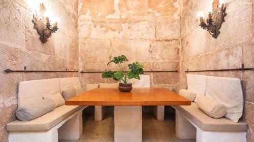 a dining room with a table and two chairs at León de Sineu in Sineu