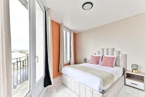 une chambre avec un grand lit et une grande fenêtre dans l'établissement Serenity spot at Gagny- Near Paris- III, à Gagny