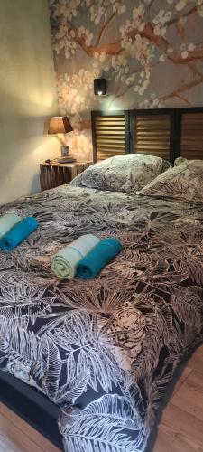 - un grand lit avec 2 oreillers bleus dans l'établissement Micro studio vitaminé, à Chaufour-lès-Bonnières