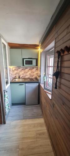 une cuisine avec une cuisinière et un micro-ondes dans l'établissement Micro studio vitaminé, à Chaufour-lès-Bonnières