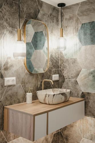 une salle de bain avec un lavabo et un miroir dans l'établissement Love & Sunsets Suite, à Sausset-les-Pins