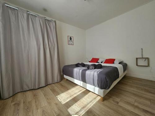 - une chambre avec un grand lit et un rideau dans l'établissement Charmant Coty pour 4 personnes, Hypercentre, au Havre