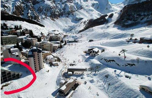 Blick auf ein Skigebiet im Schnee in der Unterkunft Studio cosy à la station in Eaux-Bonnes