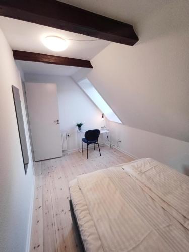 Postel nebo postele na pokoji v ubytování Large Double Room In The Center Of City