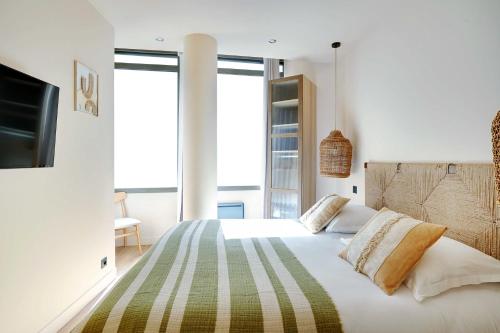 - une chambre avec un grand lit et une télévision dans l'établissement Refurbished Apartment - 2BD-8P - Place D'Italie, à Paris