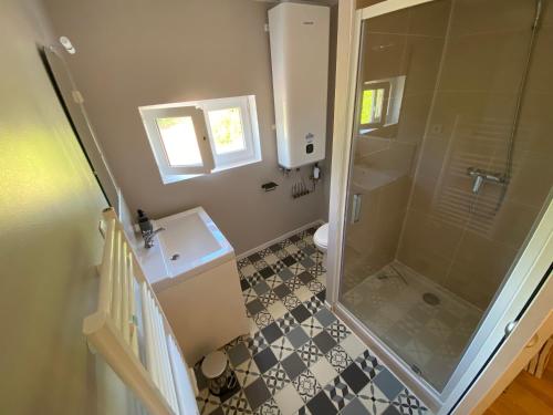 a bathroom with a shower and a sink at Maison de vacances dans les vignobles de Saint-Emilion in Saint-Laurent-des-Combes