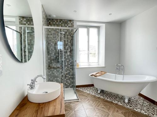 Koupelna v ubytování La clairiere Maison spacieuse rénovée joliment décorée tout confort 12 p 2 sdb 2 wc grand jardin clos, belle terrasse aménagée, parking privatif, ping pong baby foot proche Omaha Beach et Bayeux