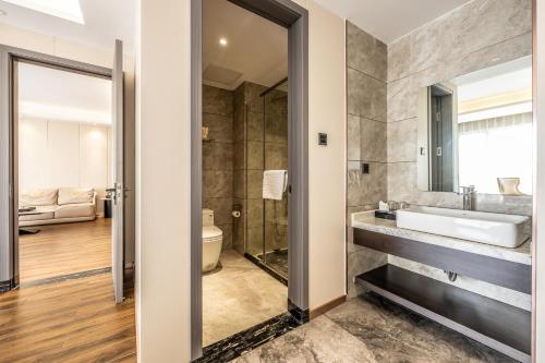 Bilik mandi di Bole Jing Pin Hotel