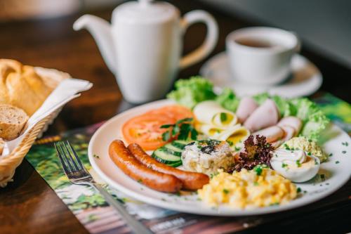 a plate of breakfast food on a table at Hotel Sphinx in Żabia Wola