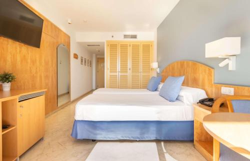 Ένα ή περισσότερα κρεβάτια σε δωμάτιο στο Hotel Yaramar - Adults Recommended