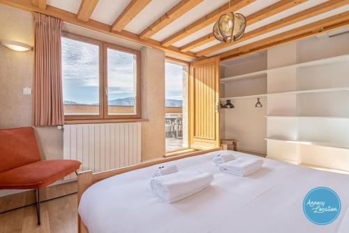 une chambre avec un lit, une chaise et une fenêtre dans l'établissement Lanfonnet Terrace With Shared Pool, à Bluffy