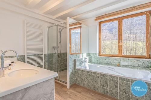 une salle de bain avec une baignoire, une douche et un lavabo dans l'établissement Lanfonnet Terrace With Shared Pool, à Bluffy