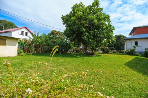 Un jardín fuera de L'Oiseau de Paradis - Le Confort jusqu'à 6 personnes