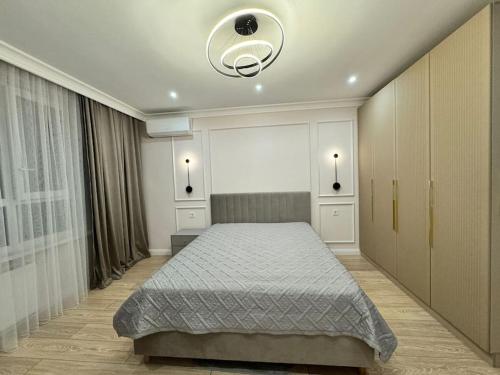 Un ou plusieurs lits dans un hébergement de l'établissement Comfortable and spacious 2 room apartments Ala Park