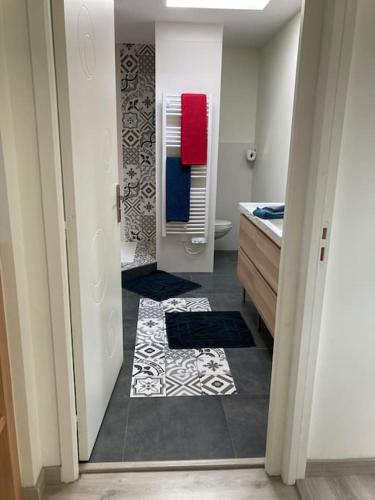 une salle de bain avec un lavabo, des toilettes et un miroir dans l'établissement Très belle maison moderne ,hyper centre de Bayeux, à Bayeux