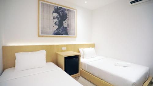 Un pat sau paturi într-o cameră la Vivids Hotel