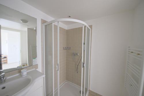 une salle de bain avec douche et lavabo dans l'établissement Les Voiles Blanches, à Sari-Solenzara