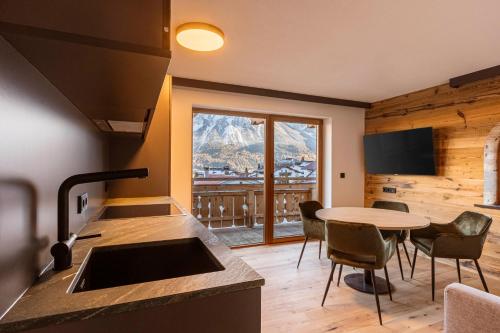 TV a/nebo společenská místnost v ubytování Zugspitz Suites Lermoos by ALPS RESORTS