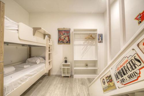 - une petite chambre avec 2 lits superposés et un escalier dans l'établissement Happy Days, 150m2 de divertissement, Lyon 7, à Lyon