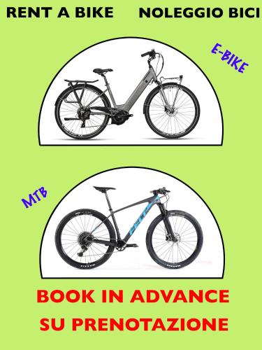 dos imágenes de una bicicleta en avance y una bicicleta en avanceiosyndirection en Agriturismo Gardenali, en Volta Mantovana