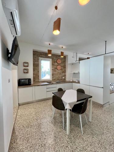 a kitchen with a table and chairs in a room at Casa La Salsa in Pisticci