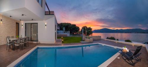 Luxurious Villa With Modern Interior And Pool