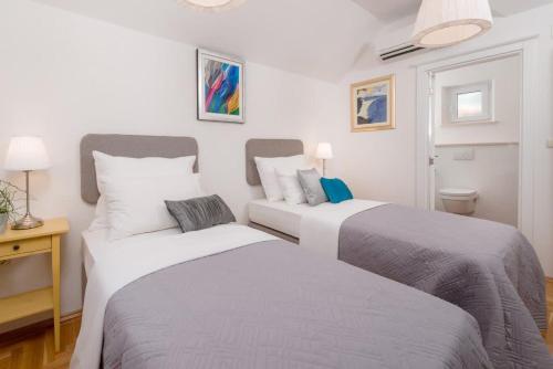 Ένα ή περισσότερα κρεβάτια σε δωμάτιο στο Enticing Sunset Villa With Magnificent Sea ViewS