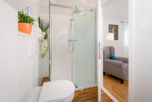 Ένα μπάνιο στο Enticing Sunset Villa With Magnificent Sea ViewS