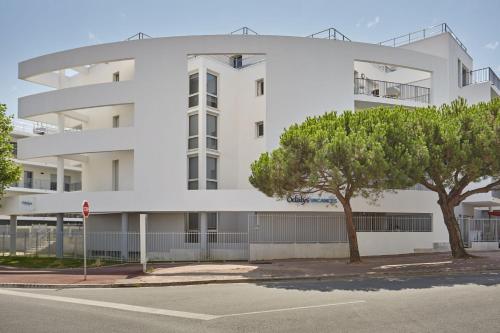 Το κτήριο όπου στεγάζεται  το ξενοδοχείο διαμερισμάτων
