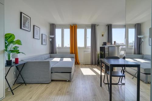 un salon avec un canapé et une table dans l'établissement Studio 4 people Accord Arena Bercy, à Paris