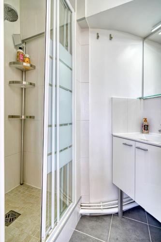 une salle de bain avec un lavabo et un miroir dans l'établissement Studio 4 people Accord Arena Bercy, à Paris