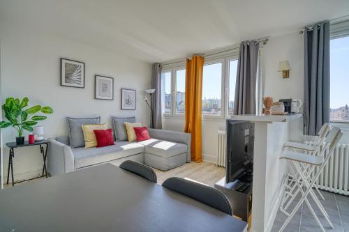 un salon avec un canapé et une télévision dans l'établissement Studio 4 people Accord Arena Bercy, à Paris