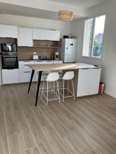 une cuisine avec une table et deux tabourets dans l'établissement T3 refait neuf au Centre du Mourillon à TOULON, à Toulon