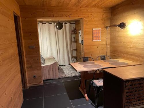 une chambre avec une table et des chaises dans une cabine dans l'établissement Wintergarten, à Valmorel
