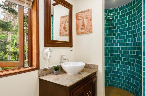une salle de bain avec un lavabo, un miroir et une douche dans l'établissement Royal Cottage Residence, à Lamai